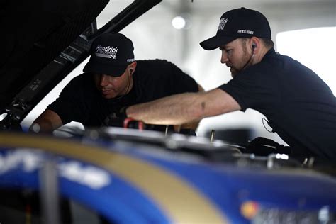 nascar technician salary|nascar mechanic salary.